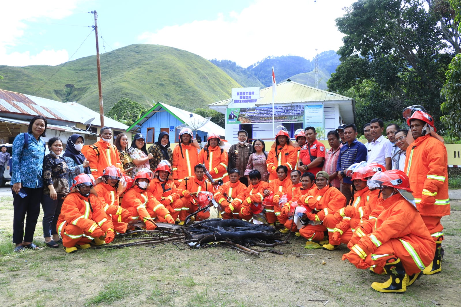 BUPATI SAMOSIR KUKUHKAN KELOMPOK TANI PEDULI API