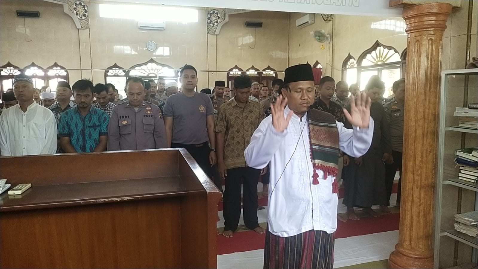 Personil Polresta Deli Serdang Melaksanakan Sholat Ghaib Untuk Korban Gempa Cianjur