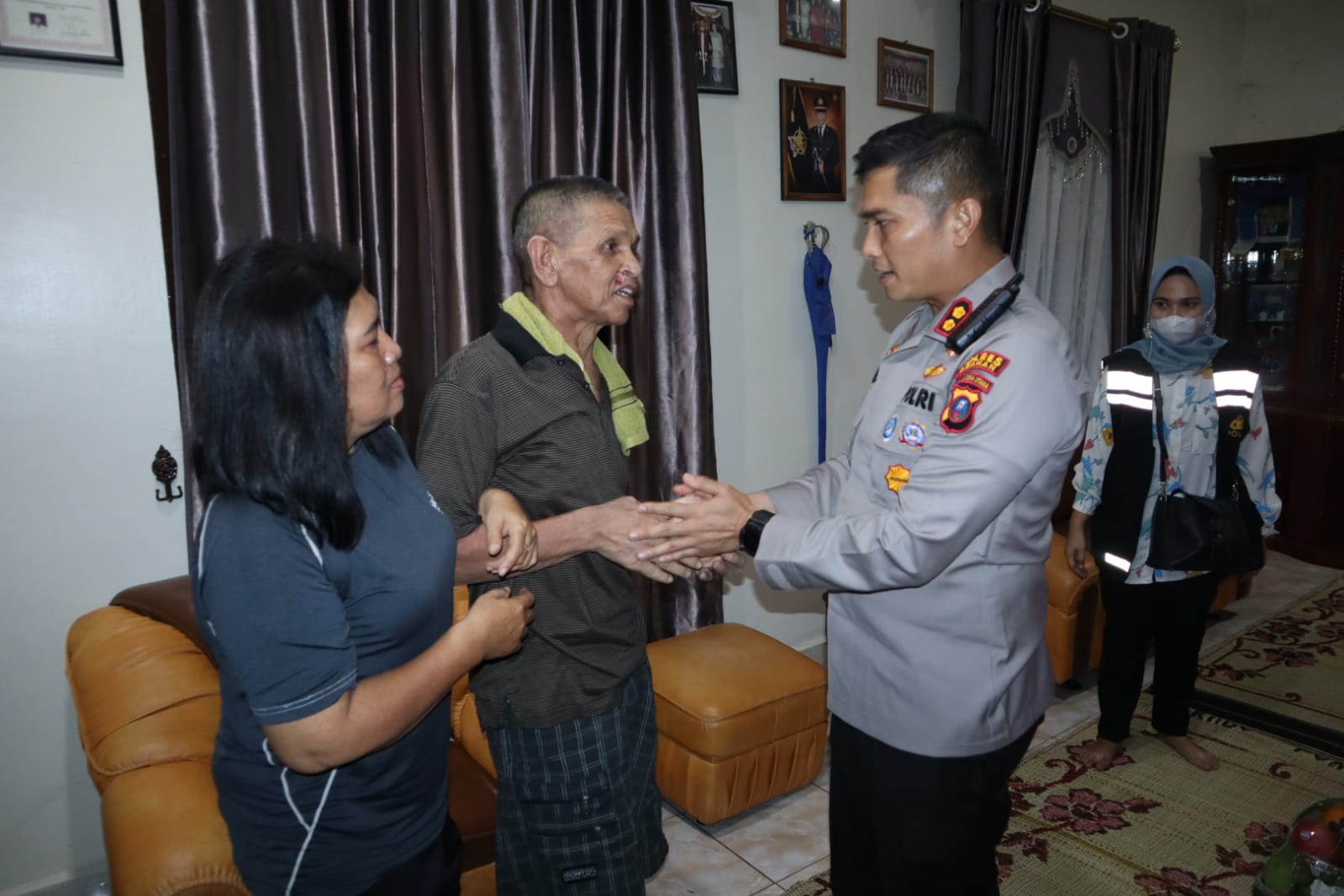 Ditemani Ketua Bhayangkari, Kapolres Beserta PJU Polres Asahan Jenguk Personil yang Terbaring Sakit