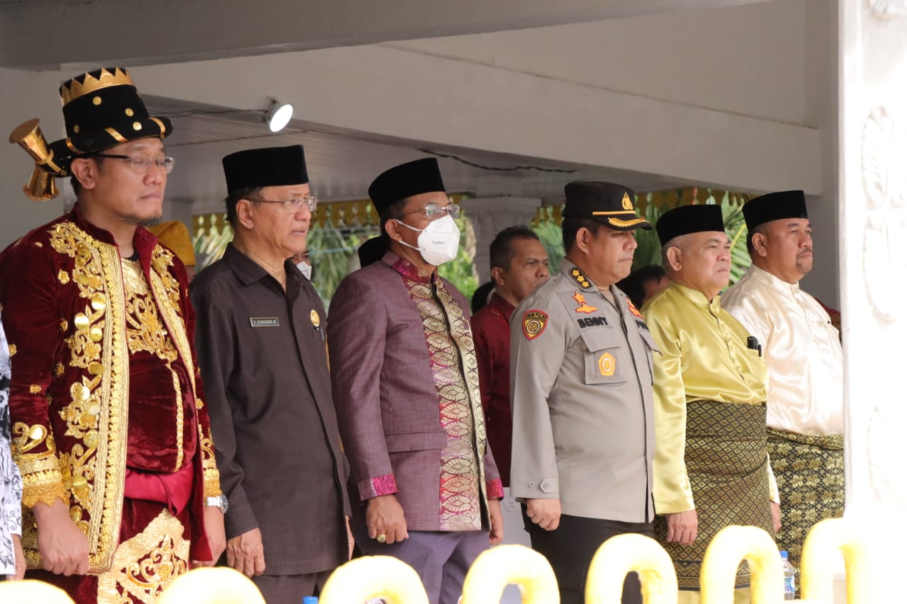 Kapolresta Deli Serdang Hadiri Upacara Peringatan Hari Guru Nasional Ke 77 Tahun 2022 Di Alun-Alun Pemkab Deli Serdang