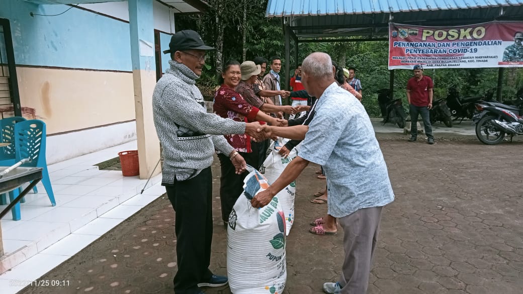 Desa Buluhtellang Salurkan Pemberdayaan Masyarakat Bagikan Pupuk Urea