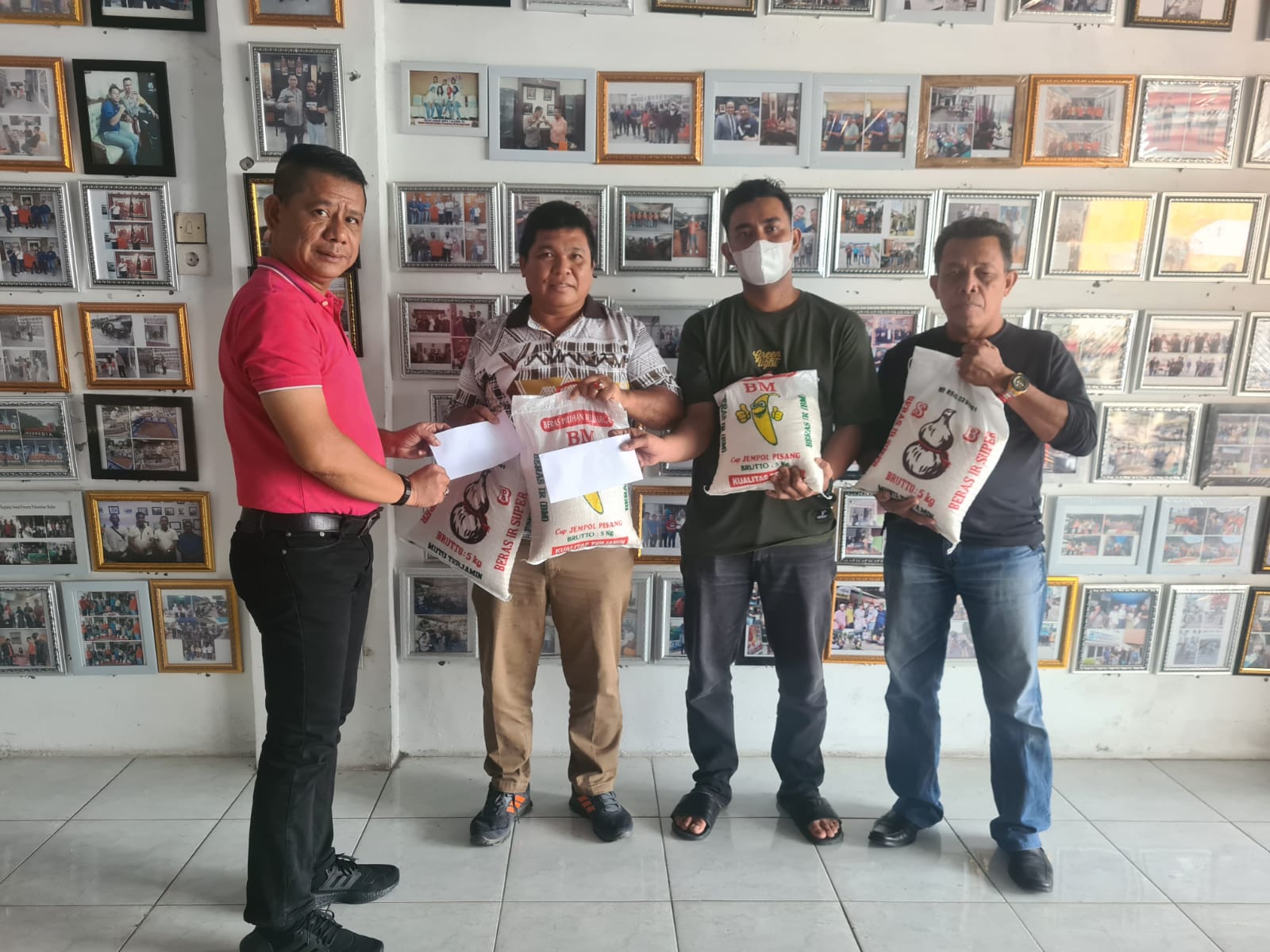 Ketua Pewarta Bantu  2 Warga yang Kemalangan