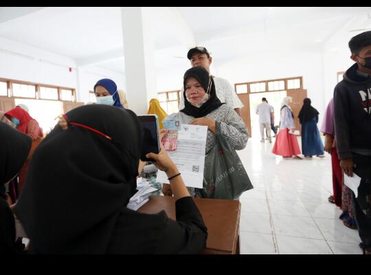Ribuan masyarakat  Antri Berbondong-bondong mengambil BLT