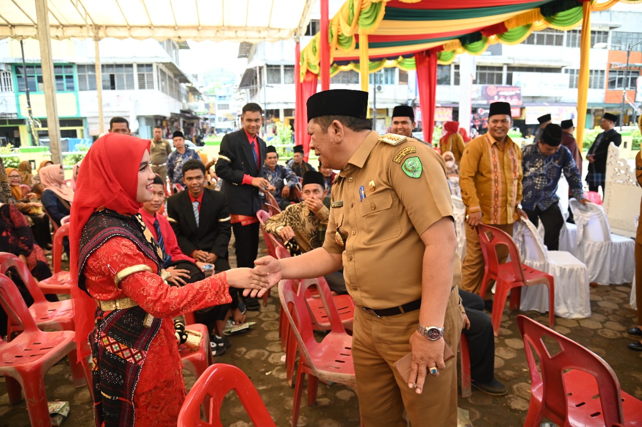 Wali Kota Padang Sidempuan Irsan Efendi Nasution membuka acara pertunjukan margondang, manortor, dan makkobar