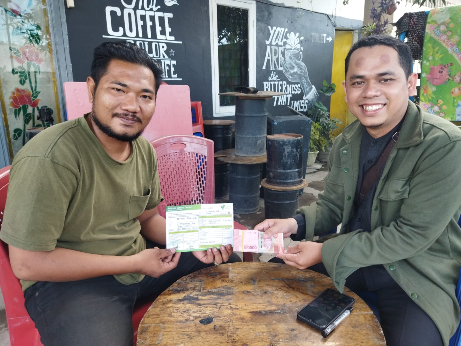 DD Waspada Terima Donasi Gempa Cianjur dari BKPRMI Desa Saentis