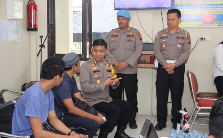 Pastikan Pelayanan Bersih, Kapolres Tapsel Temui Satu per Satu Masyarakat di Pelayanan Samsat