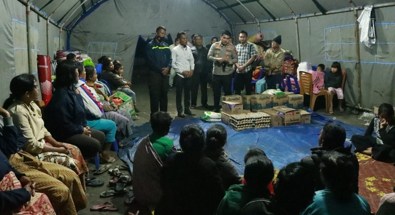 Polri Peduli, Kapolres Toba Berikan Bantuan Sembako Kepada Korban Kebakaran Di Desa Sibuntuon