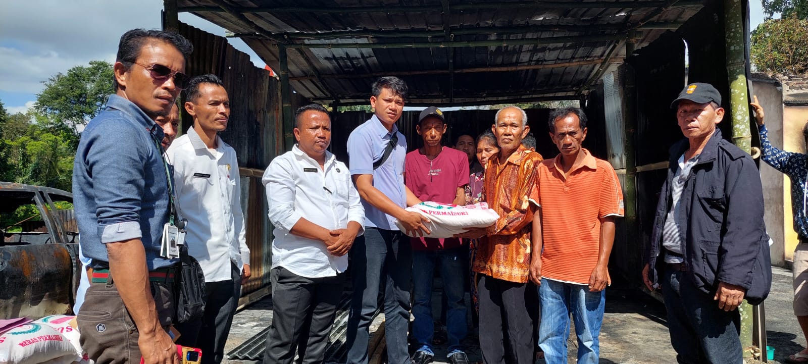 TPL Bantu 6 Unit Rumah Kepada Korban Kebakaran Di Desa Sibuntuon Kecamatan Uluan Kabupaten Toba