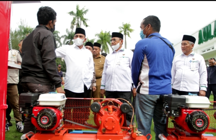 Edy Rahmayadi Serahkan Zakat, Infak,  dan Sedekah Bagi Mustahik