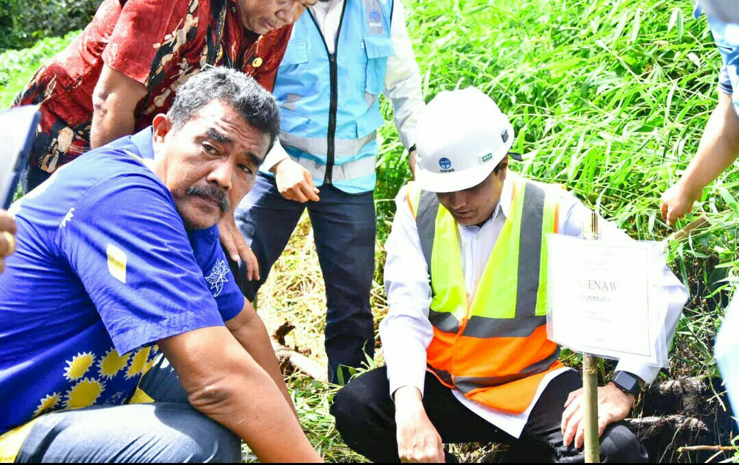 Direksi Perumda Tirtanadi Bersama Masyarakat Kecamatan Sibolangit Tanam Bibit Pohon Aren