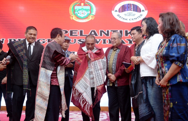 DPW Batak Center Sumut Dilantik, Gubsu Edy Rahmayadi : Jaga Terus Keakraban dan Silaturahmi