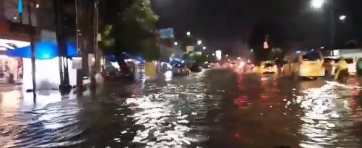 BREAKINGNEWS Kota Medan-Deliserdang Terendam Banjir, Kendaraan Banyak Mogok