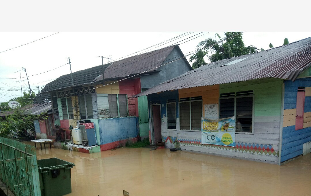 Hujan Semalaman,  Sungai Babura Berubah Jadi Lautan,  Warga Kp Mandailing Kebanjiran, Lurah Darat Bersama Kepling Bagikan Sarapan