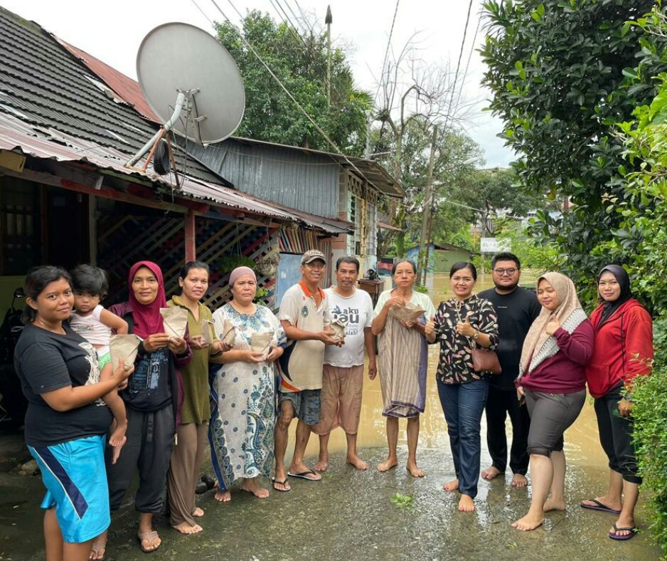 Lurah Darat Mikhawati Tarigan Bersama Kepling Bagikan Sarapan untuk Korban Banjir di Kp Mandailing