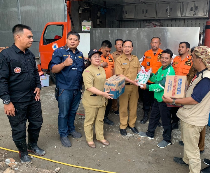 Edy Rahmayadi Berikani Bantuan Dapur Umum dan Logistik Pangan untuk Korban Banjir di Seimati Medan