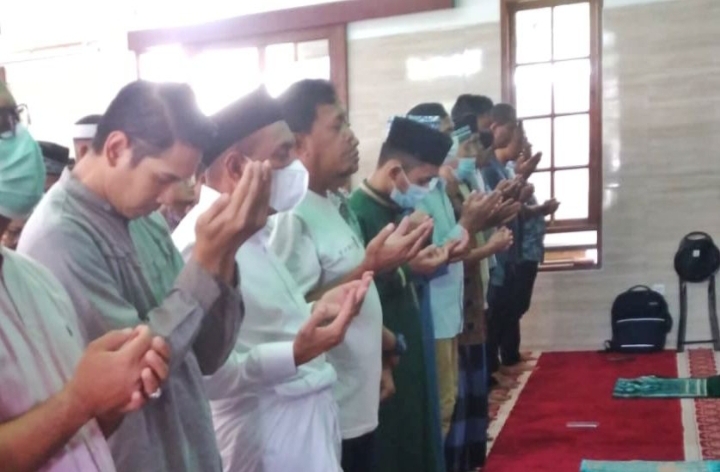 Edy Rahmayadi Bersama Ratusan  Jemaah Salat Ghaib Bencana Cianjur