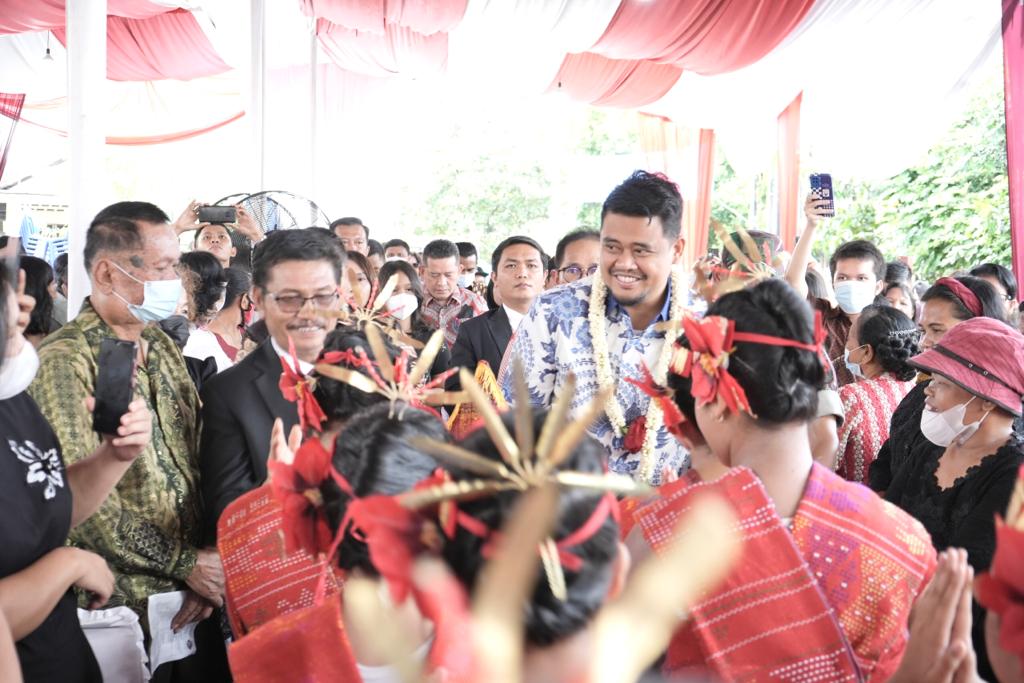 Safari Natal, Bobby Nasution Serahkan Hibah Rp 50 Juta Gereja HKBP Pardamean