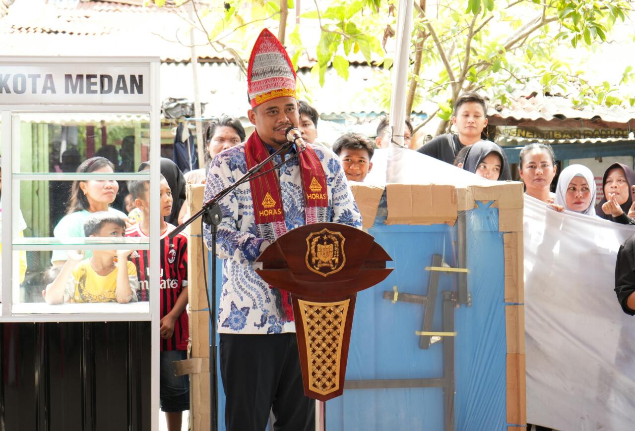 Safari Natal Ke Gereja HKI Belawan, Wali Kota Medan Serahkan Sejumlah Bantuan