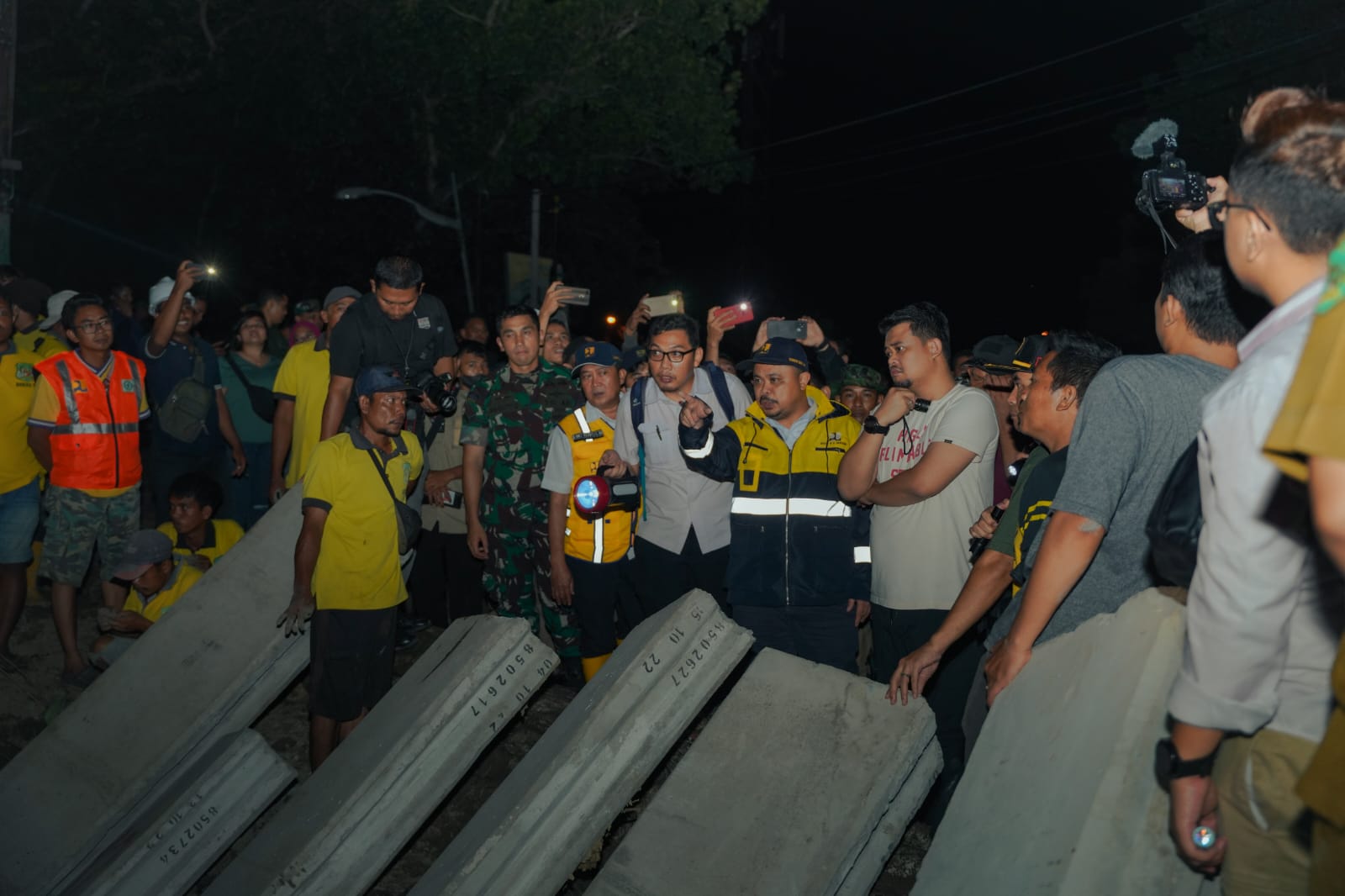 Antisipasi Banjir, Bobby Nasution Tinjau Pemasangan Tanggul Sementara di Taman Maharani