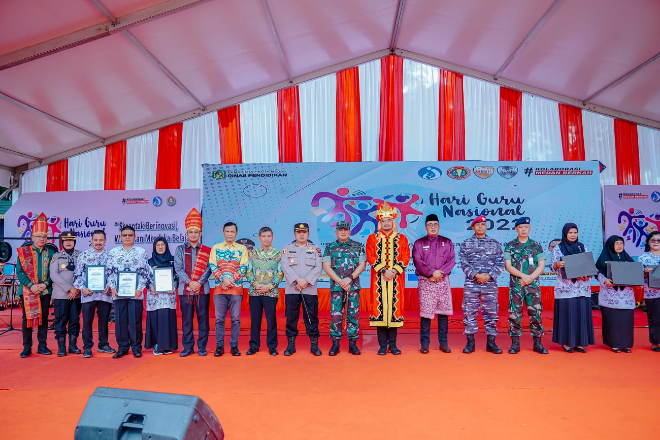 Upacara Hari Guru Nasional, Bobby Nasution Bagikan 3.000 Pasang Sepatu & Sertifikat