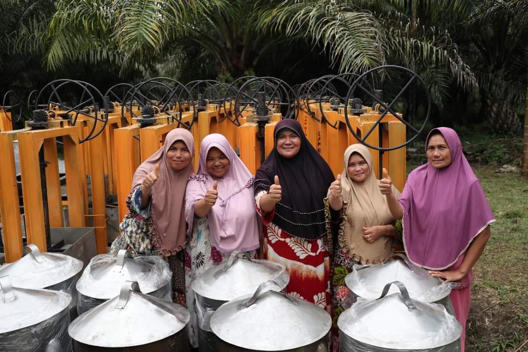 Bupati Pakpak Bharat Serahkan Pengolahan Gambir di Desa Kaban Tengah Kecamatan STTU Jehe