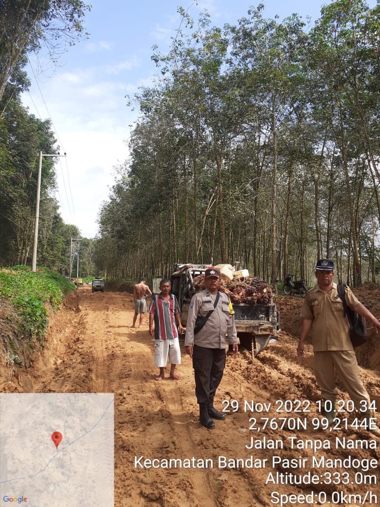 Akibat Jalan Berlubang dan Belumpur, Bhabinkamtibmas Polsek Bandar Pasir Mandoge Cek Lokasi