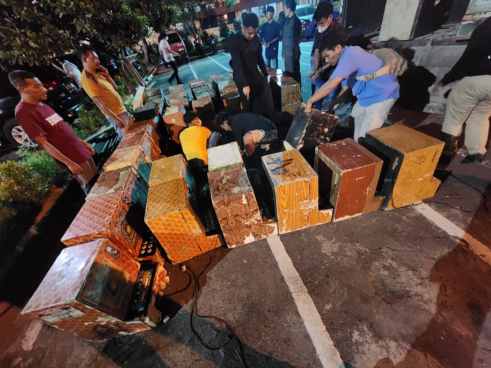 Polrestabes Medan Gerebek Lokasi Perjudian dan Narkoba di Tanjung Pamah, Dua Oprator Berikut 57 Mesin Judi Jackpot dan Satu Mesin Judi Tembak Ikan Diamankan