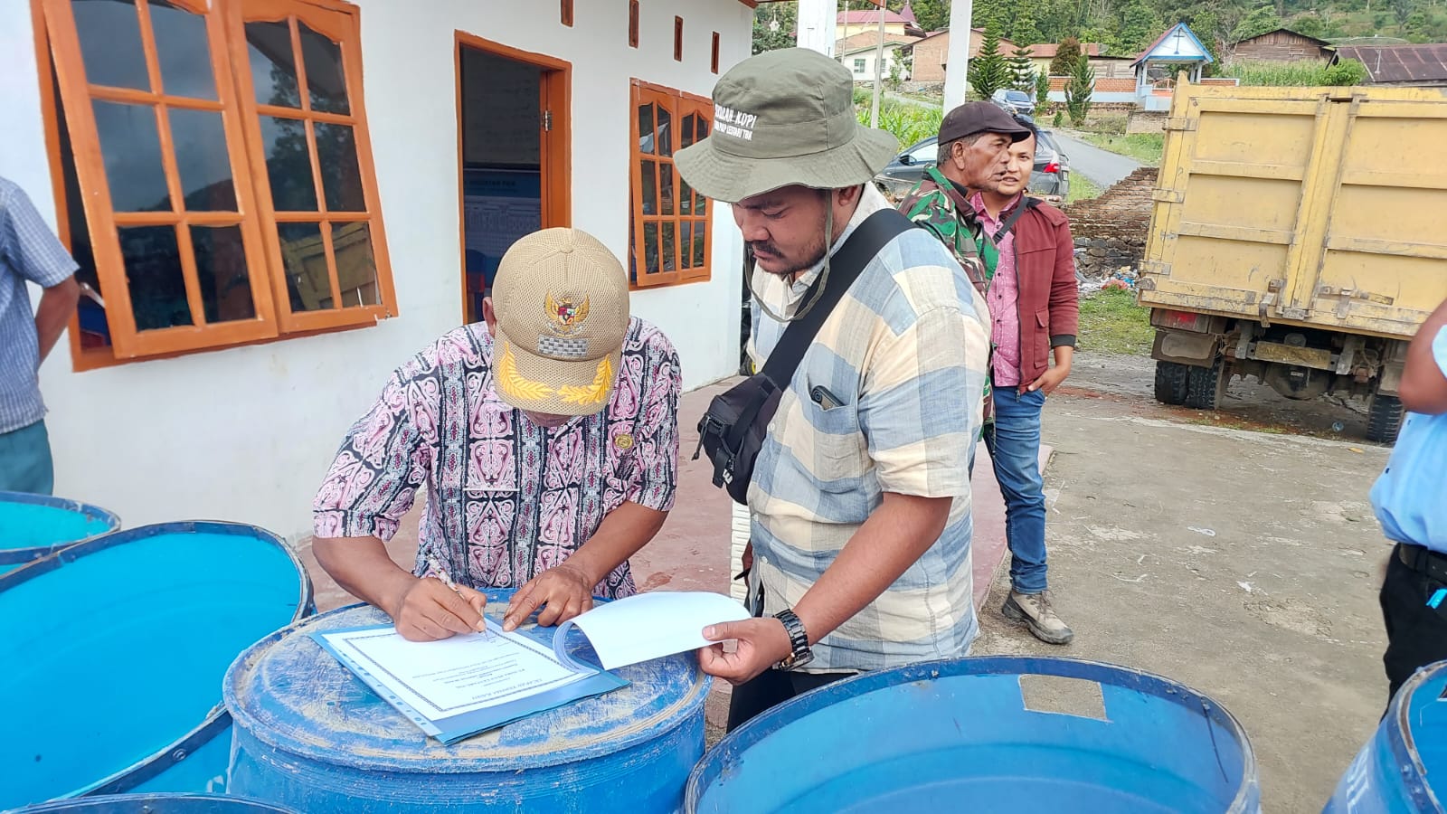 Mendukung Pelestarian Lingkungan Hidup, TPL Serahkan 30 Unit Tong Sampah Ke Desa Dalihan Natolu Kecamatan Silaen