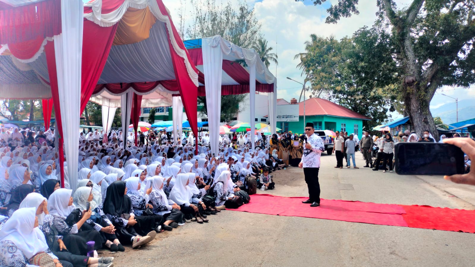 Bupati Solok Pimpin Apel Akbar Para Guru Memperi Hari Guru Nasional dan HUT PGRI ke 77 Tahun 2022