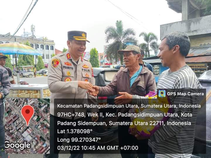 Kapolres Padang sidimpuan Bagikan Sembako, Pedagang Kue Keliling dan Parbetor Terharu 