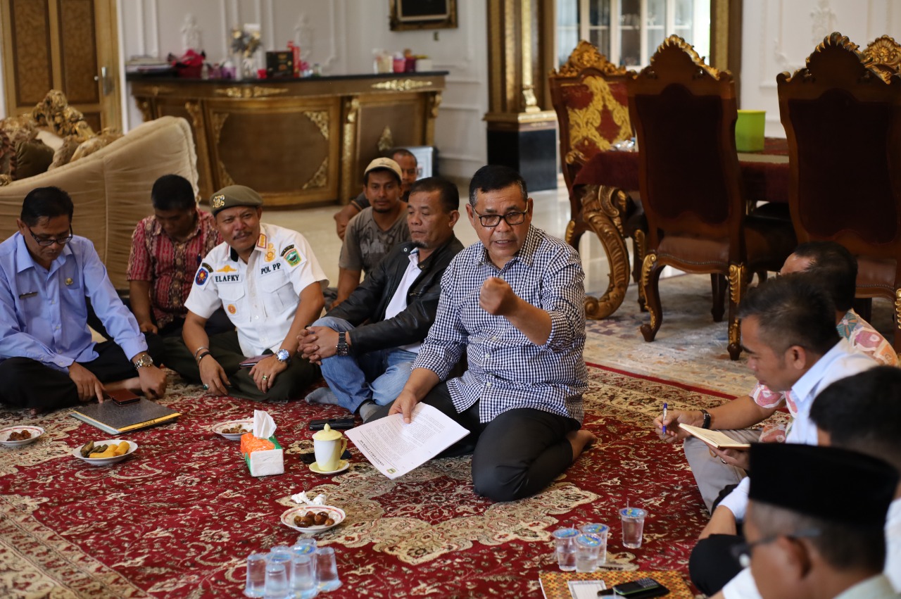 Serikat Pekerja dan Puluhan Karyawan PT. Tirta Investama Aqua Solok Temui Bupati Solok, Ini Kata Capt. H. Epyardi Asda