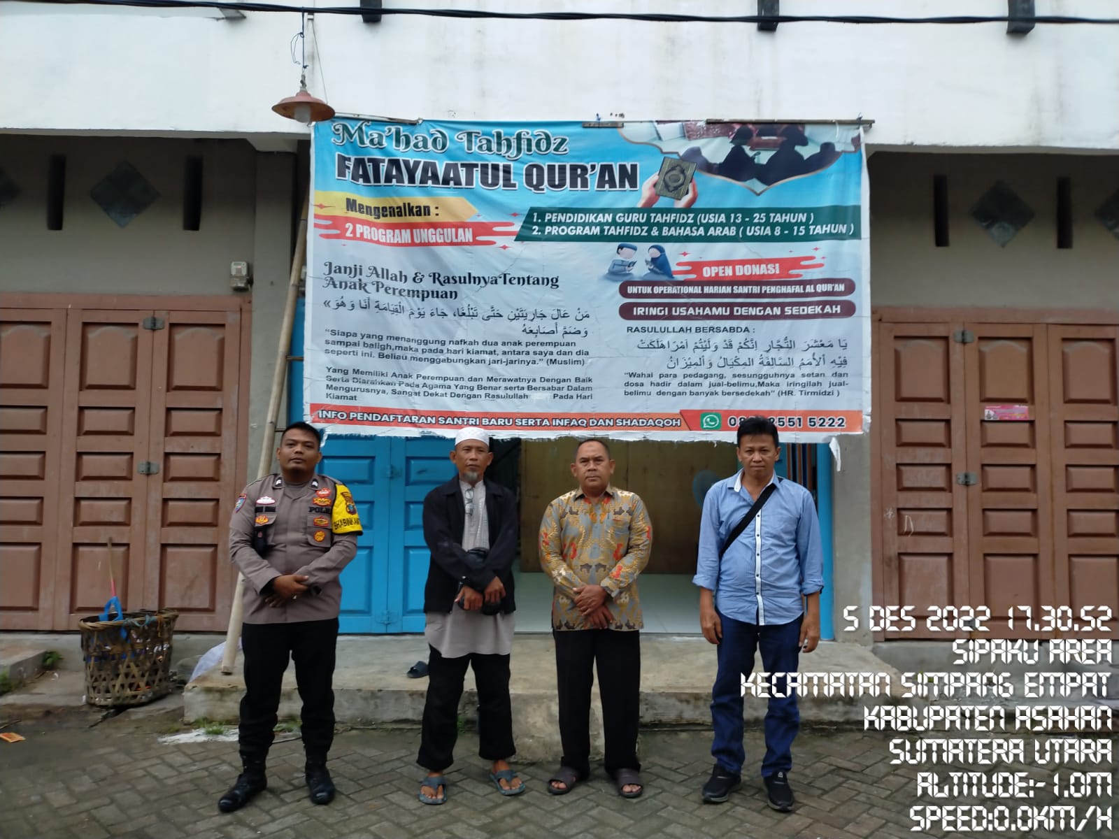 Bhabinkamtibmas Polsek Simpang Empat Door to Door Penempelan Stiker