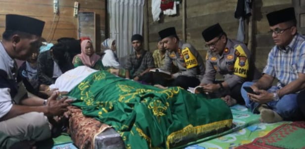 Takziah Di Kediaman AD, Kapolres Tapsel Turut Bela Sungkawa