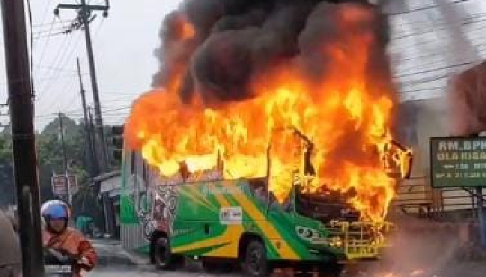 Trans Metro Deli Hangus Terbakar di  Jalan Jamin Ginting, Diduga Ini Penyebabnya