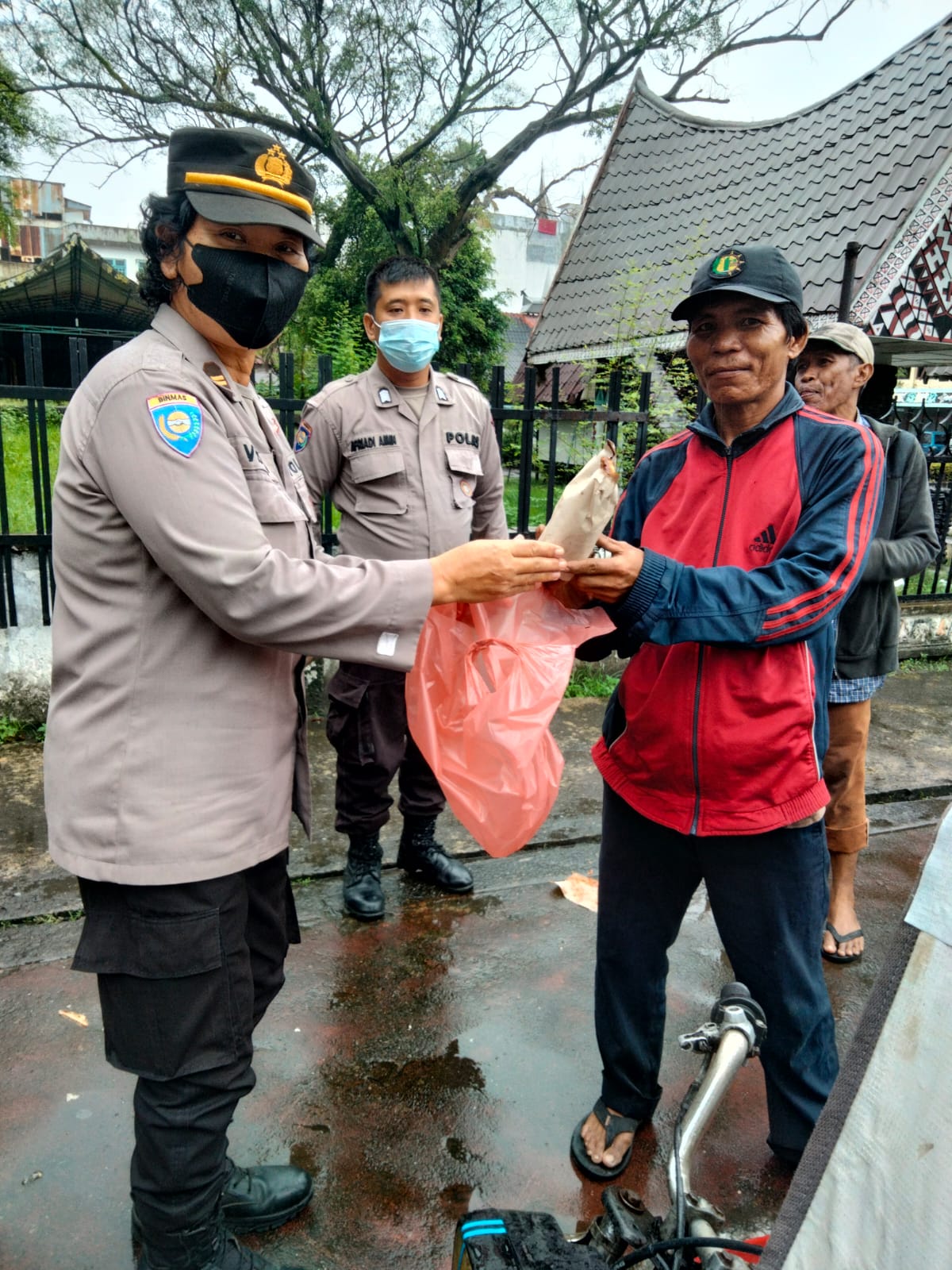 Sat Binmas Polrestabes Bagikan Nasi Bungkus Kepada Warga Kurang Mampu di Jalan Perintis Kemerdekaan
