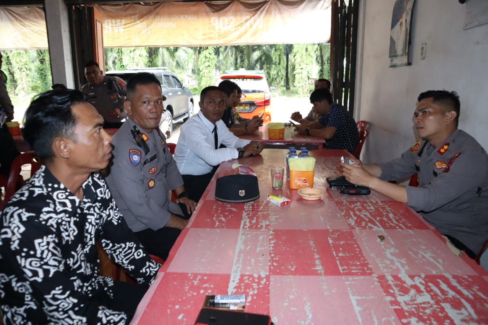 Jalin Kedekatan Kapolres Asahan Makan Siang Bersama Personil