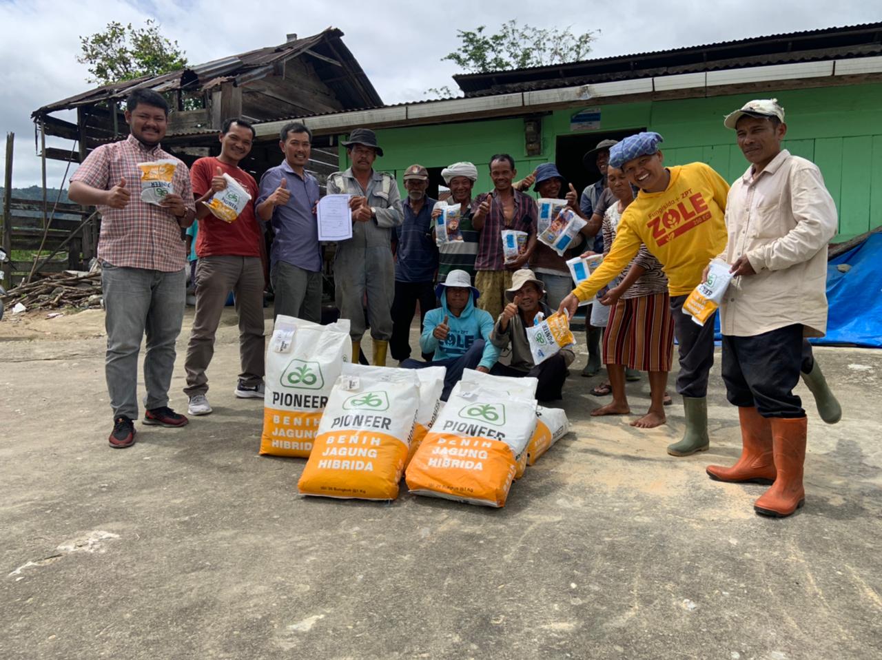 TPL Menyerahkan Bantuan Bibit Jagung Kepada Warga Ke Beberapa Desa Di Toba