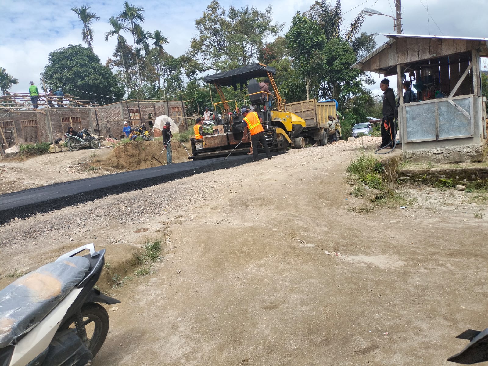 CV Batu Garut Pelaksana Pengaspalan Di Desa Kuta Tinggi Kecamatan Salak Tidak Mengerti K3