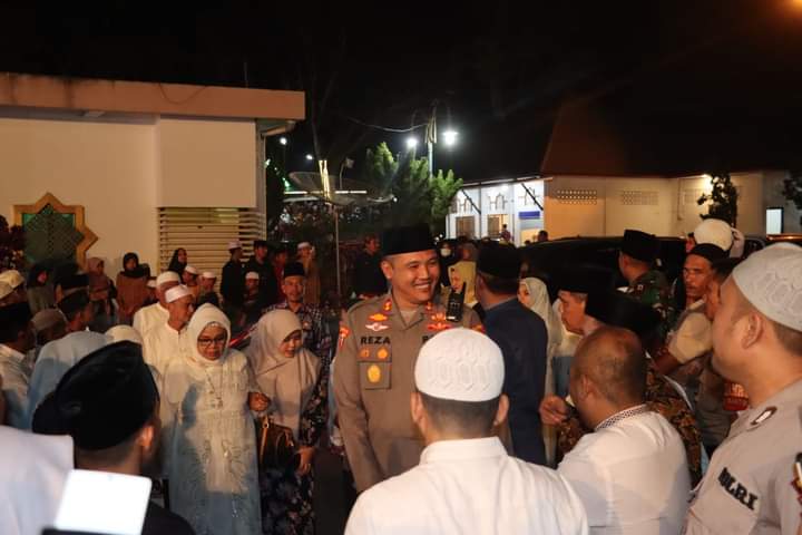 KAPOLRES MADINA DAMPINGI FORKOPIMDA SAMBUT KEDATANGAN USTADZ ABDUL SOMAD