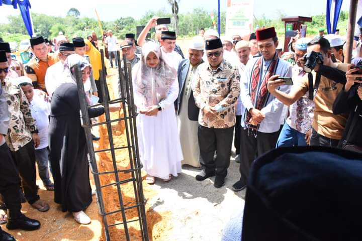 Wabup Madina Dampingi UAS Di Peletakan Batu Pertama Masjid Al-Furqon di Desa Lumban Pasir