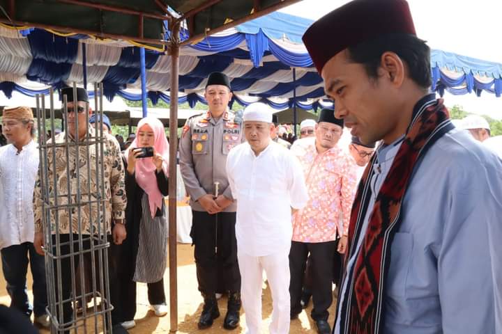 Mendampingi Ustadz Abdul Somadz,Ketua DPRD Madina Hadiri Peletakan Batu Pertama Pembangunan Mesjid Dan Ponpes Al Furqon