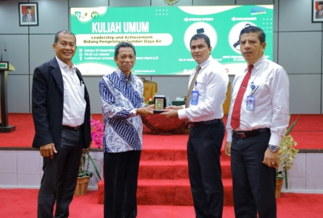 Dirut Perumda TirtanadiÂ  Kabir Bedi Memberikan Kuliah Umum di Kampus UISU