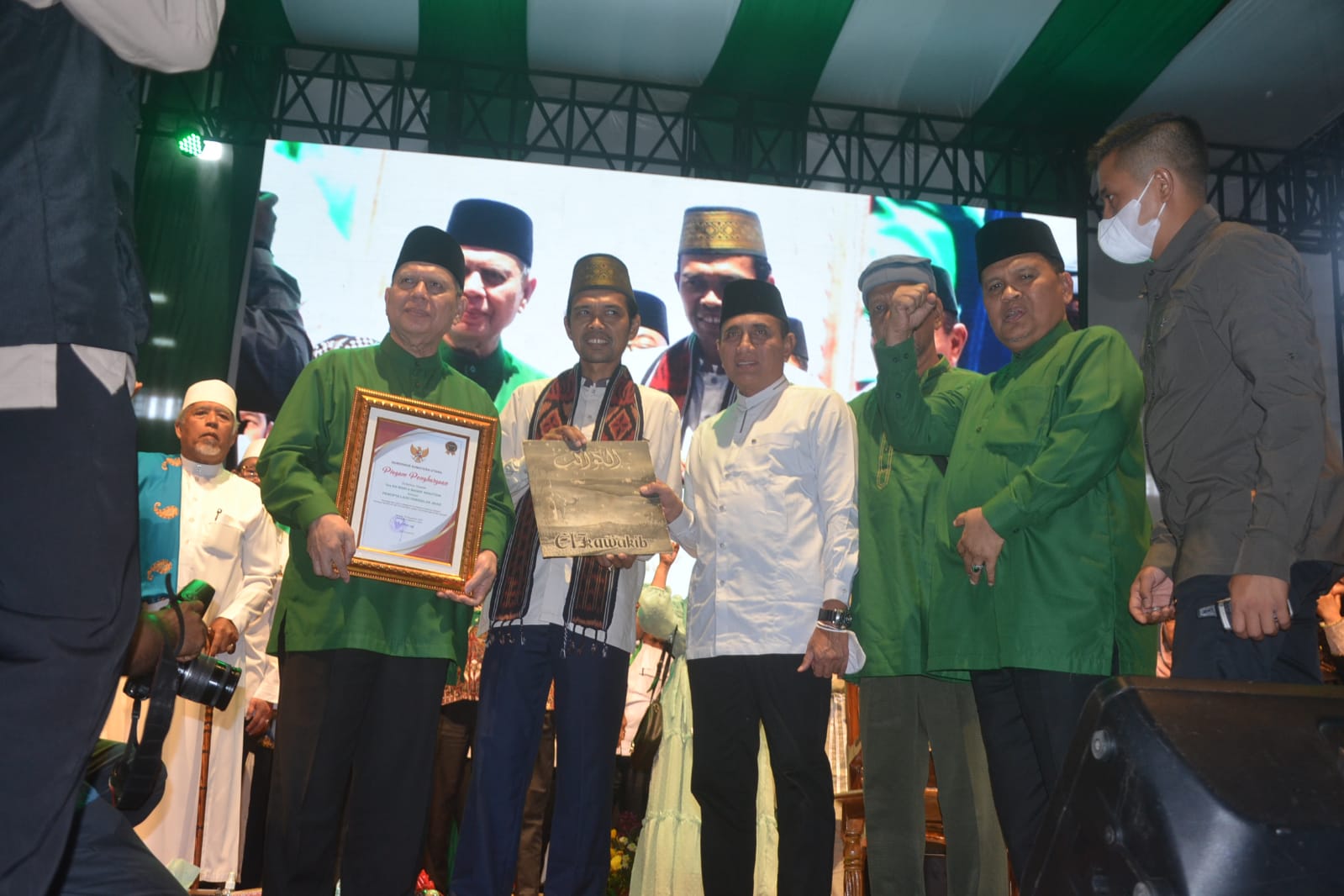 Lagu â€œPanggilan Jihadâ€ karya KH Rivai Abdul Manaf Nasution diperdengarkan kepada belasan ribu jamaah tabligh akbar UAS