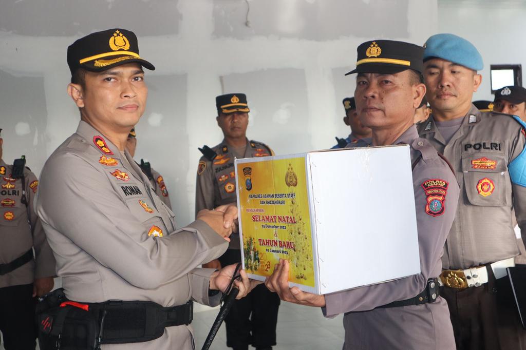 Kapolres Asahan Gelar Apel Penyerahan Piagam Penghargaan dan Parsel Natal Bagi yang Beragama Nasrani