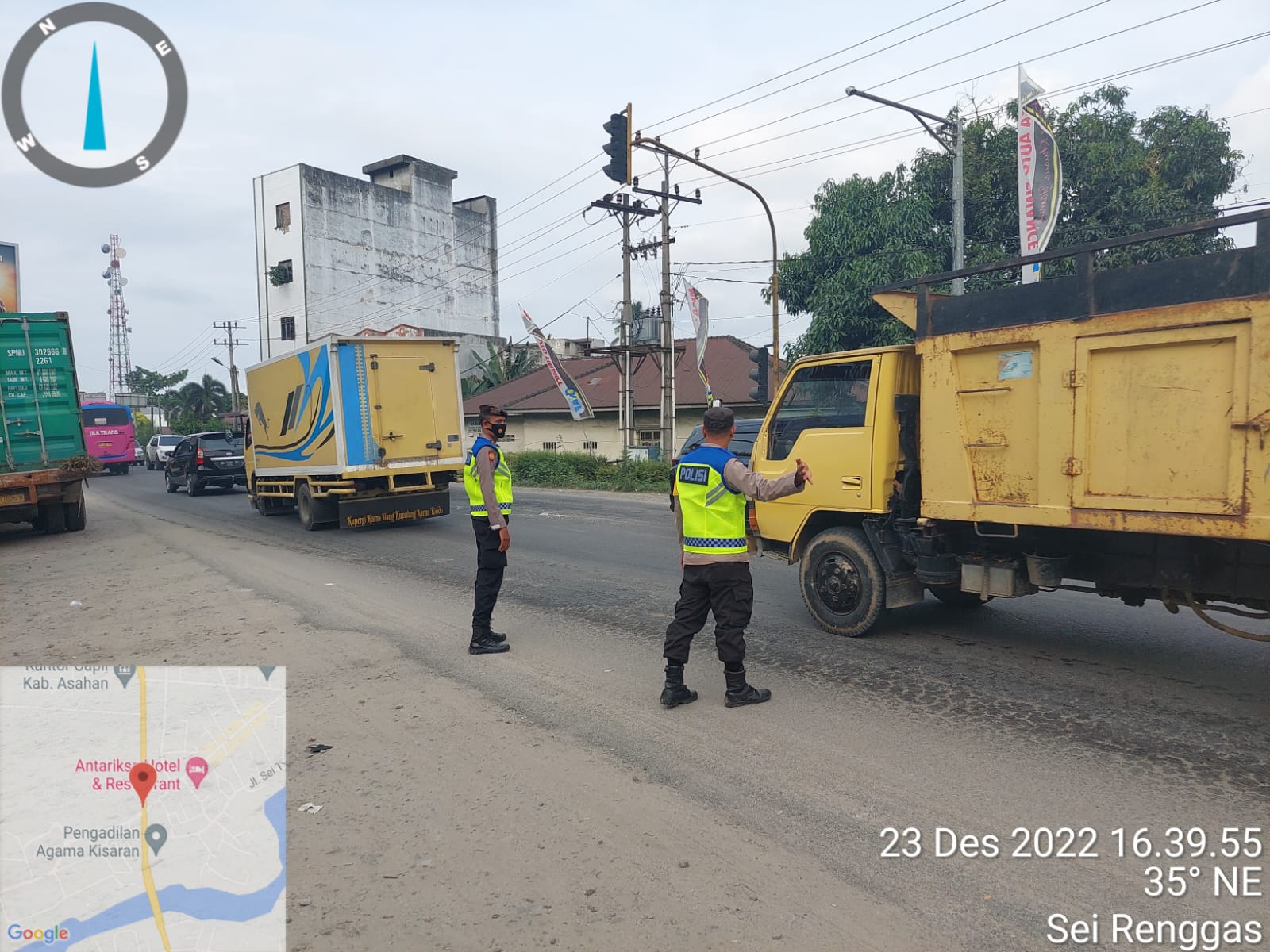 Ka Pos Pam I Beserta Personil Laksanakan Pengaturan Lalu Lintas di sekitar Simpang Katarina