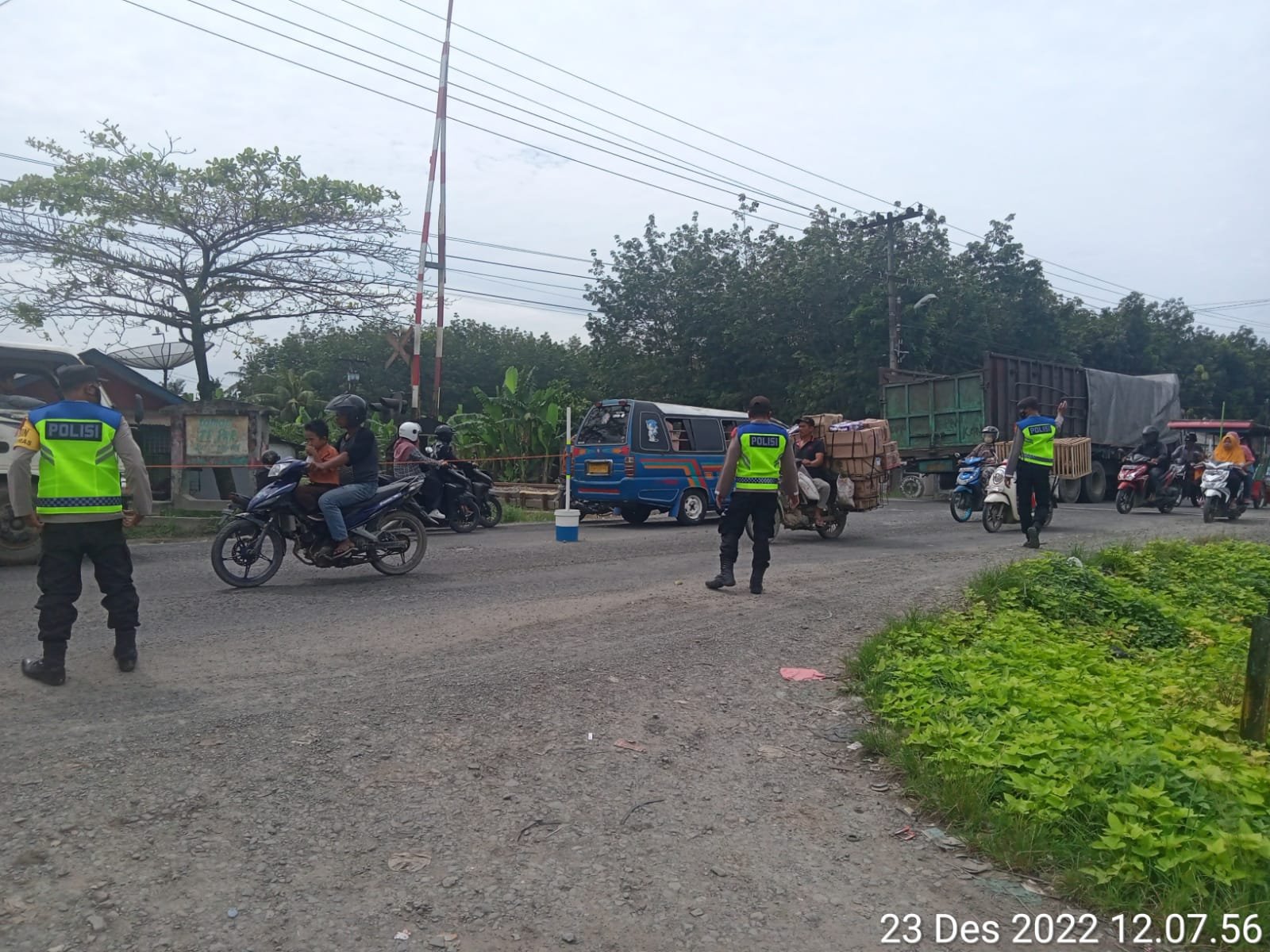 Personil Pos PAM I Polres Asahan Melaksanakan Patroli pusat perbelanjaan