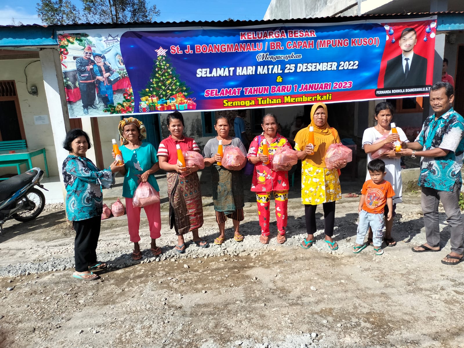 Menjelang Nataru Keluarga Besar St.Jonna Boangmanalu (Op.Kusoi Bm) Bagikan Paket Sembako