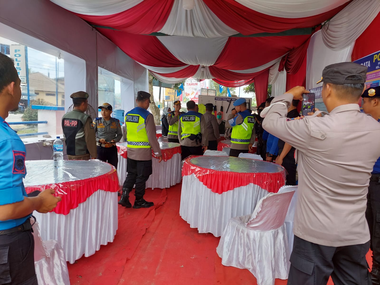 Personil Pos Pam II Bandar Pasir Mandoge Lakukan Pengamanan di Gereja HKBP Perkebunan Pulau Mandi