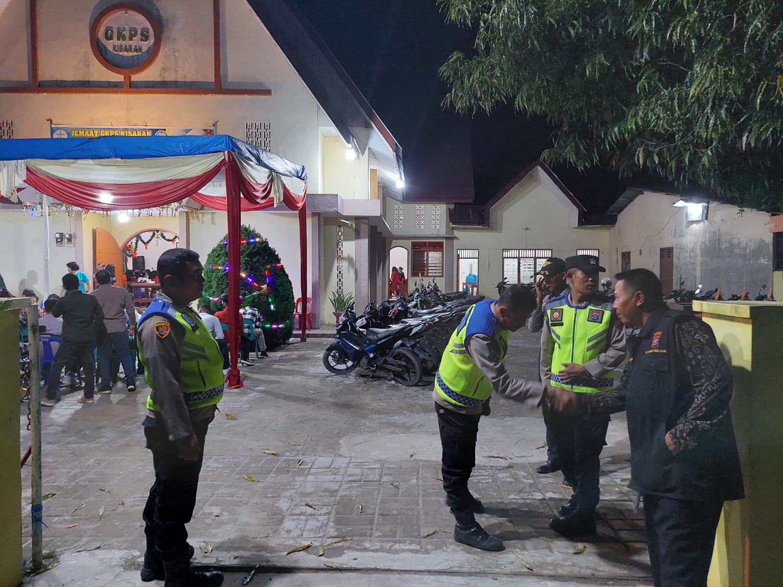 Jelang Malam Natal, Personil Pos PAM I Polres Asahan Patroli Pusat Perbelanjaan