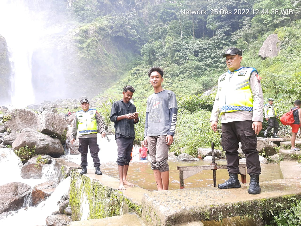 Personil Pos PAM IV Pulau Raja Lakukan Pengamanan di Air Terjun Ponot